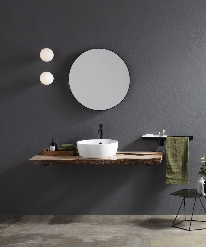 Detail koupelnového nábytku Gaia Mobili z olivového dřeva (Ulivo). Výrazná kroucená kresba přírodního dřeva, luxusní řemeslné zpracování, organický design koupelny v italském stylu