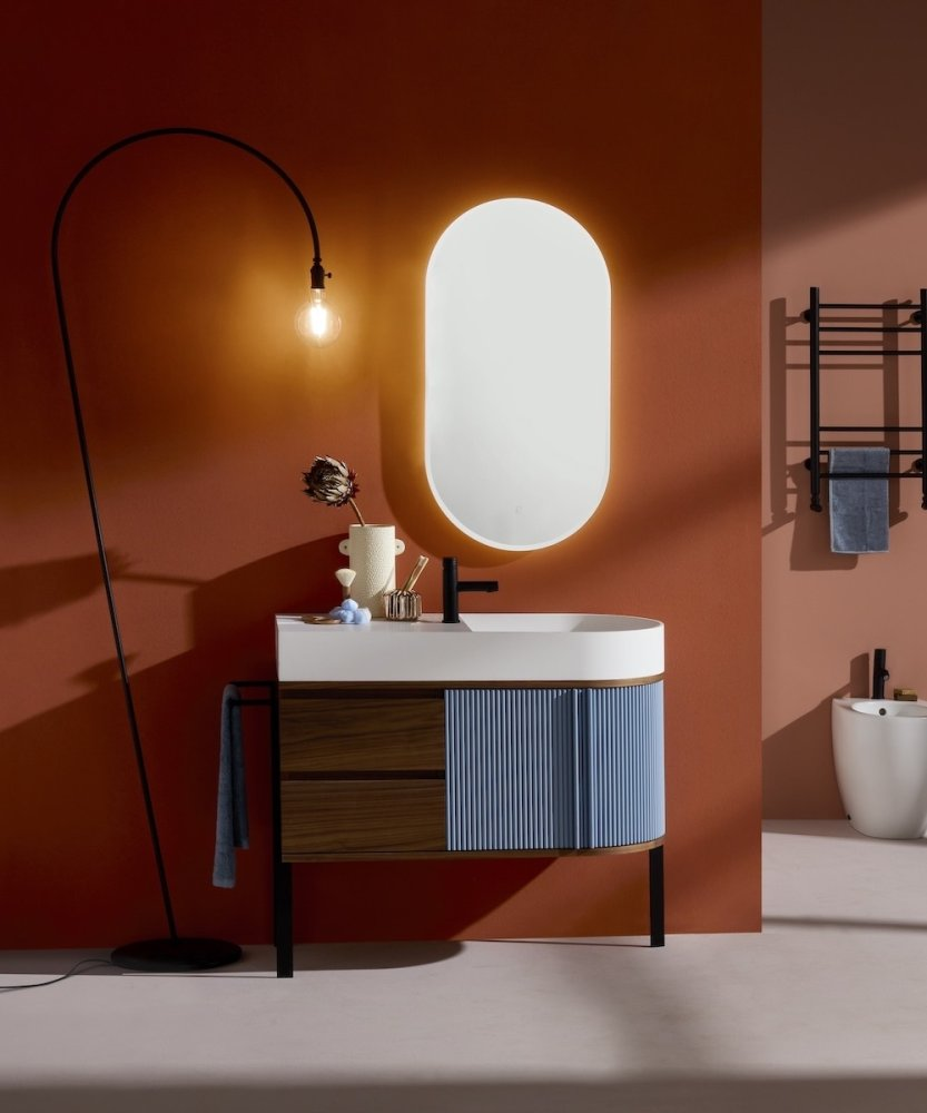 Volně stojící koupelnová skříňka Gaia Mobili Cosmopol na kovových nohách. Architektonický design koupelny, tmavý lak a elegantní úložný prostor pro moderní městské byty.