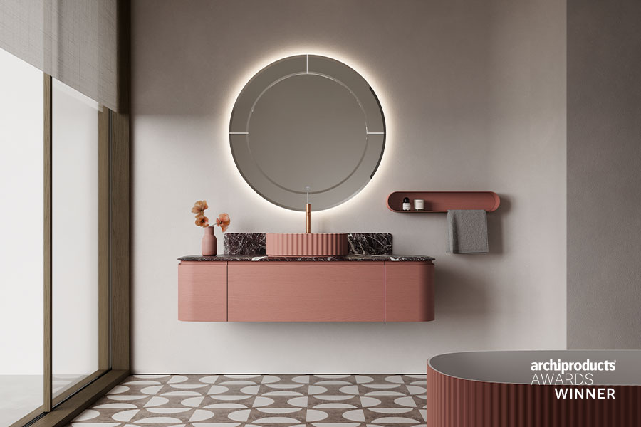 Ergonomická koupelnová sestava Form od Ideagroup se zakřivenou čelní plochou. Design šetřící prostor v koupelně, bezúchytkové otevírání a lesklý lakovaný povrch v moderním interiéru.