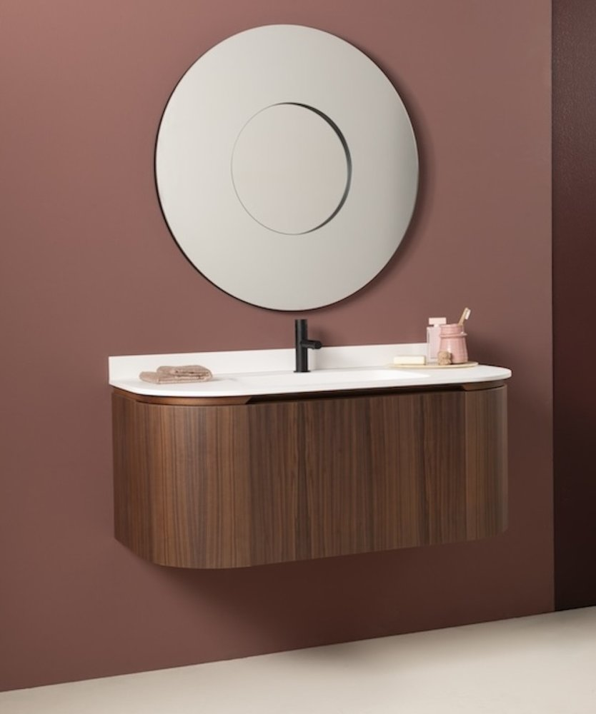 Detail hladkého dřevěného povrchu koupelnové skříňky Gaia Mobili Loom. Kvalitní dýha s jemnou kresbou, minimalistický design bez úchytek a špičkové italské zpracování dřeva.