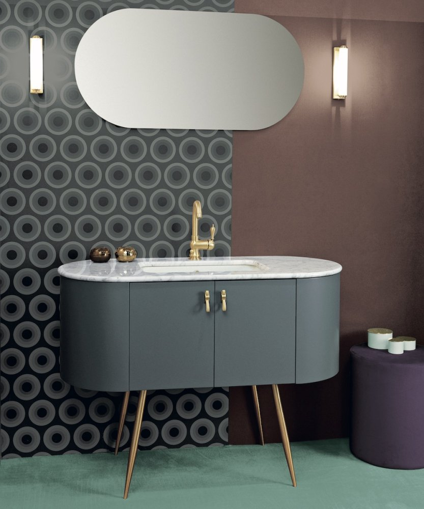 Klasický koupelnový nábytek Gaia Mobili Boheme na nožičkách. Skříňka s rámovými dvířky v matném laku, mramorová deska a tradiční italský design pro luxusní interiéry