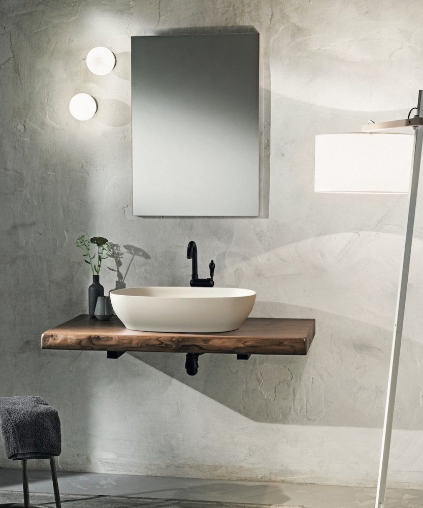 Detail povrchové úpravy dřevěného koupelnového nábytku Gaia Mobili. Textura dubu nebo ořechu, řemeslně zpracované hrany, vysoká odolnost proti vlhkosti a italská kvalita zpracování dřeva, dostupné v ASSO.