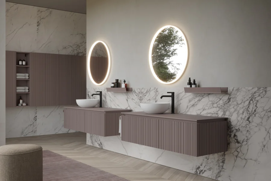 Luxusní koupelnový nábytek Ideagroup ViaCondotti s vertikálním drážkováním na dřevěných frontách. Moderní závěsná skříňka pod umyvadlo v italském designu, textura přírodního dubu, minimalistická estetika pro prémiové interiéry