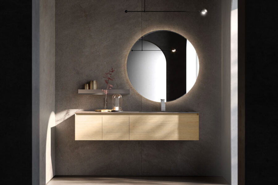 Moderní koupelnový systém Cubik Ideagroup s povrchem HPL imitujícím přírodní dřevo. Geometrický design bez úchytek s hranami zkosenými pod úhlem 45 stupňů, monolitický vzhled, vysoká odolnost materiálu