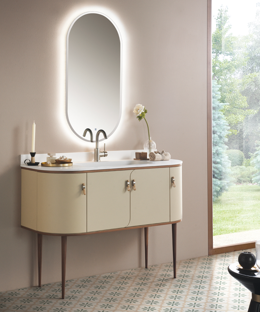 Secesní koupelnový nábytek Gaia Mobili Liberty na vysokých nožkách. Elegantní bílá skříňka v retro stylu s jemným prohnutím, italský design Art Nouveau pro stylovou koupelnu