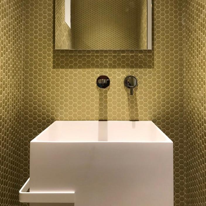 Zlatá mozaika dodá Vaší koupelně na luxusu